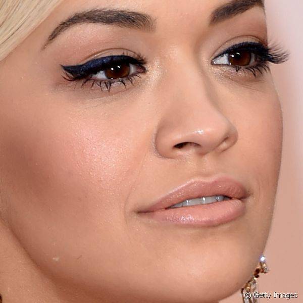 Rita Ora destacou os olhos com tra?ado alongado de delineador azul